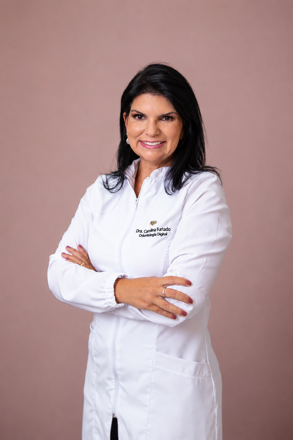Dra. Carolina Furtado sorrindo em seu consultório